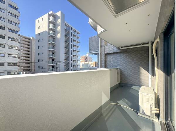 バルコニーはゆとりある広さで陽当たりも良好です