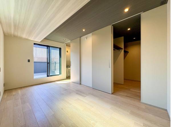 大容量のウォークインクローゼットを備えた主寝室