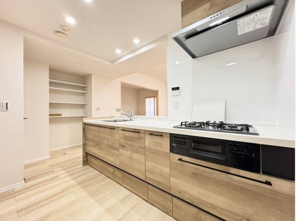 キッチンスペース。奥に収納スペースがあるのも嬉しいですね