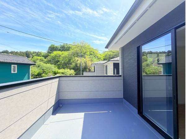 広々としたワイドバルコニーと繋がっております