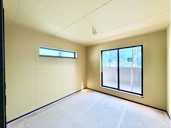 6.5帖の南向きバルコニーが付いた洋室。