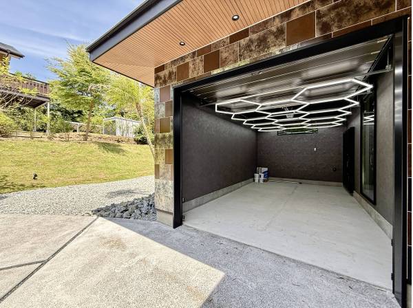 大切なお車はオーバースライダーシャッター付きのガレージに格納できます