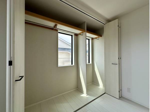 主寝室には大型の収納もございます