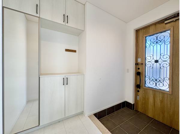 玄関には大きな収納が。生活感を出さない“すっきり玄関”が叶います