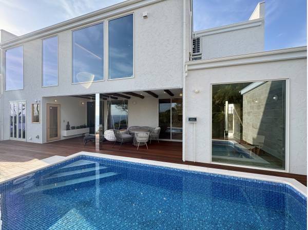 プールに浸かりながらゆったりとした時間をお過ごしください