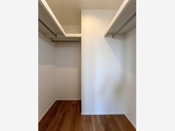 奥行きもたっぷりあり嵩張る季節家電なども置けそうですね