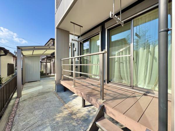 居室から抜けるデッキ、多目的にご利用いただけます