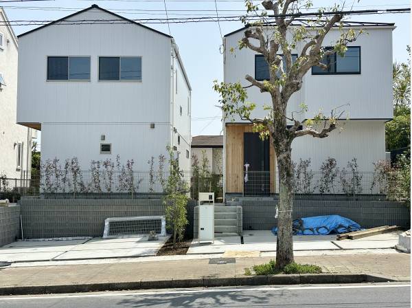 新築全2棟販売となります！（写真は外構工事中）
