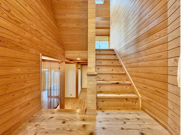 木を贅沢に使用した飽きのこない室内です