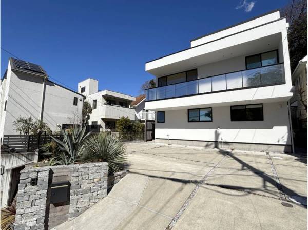 白亜の外観/カースペースは3台完備/2024年リフォーム済み