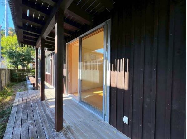 1階のお部屋からは趣深いウッドテラスに出ることができます