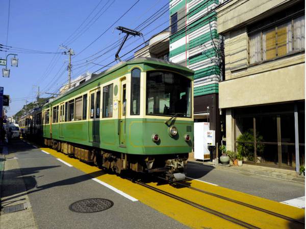 コトコトと江ノ電が街を走り抜けるのは日常の光景(約950ｍ)