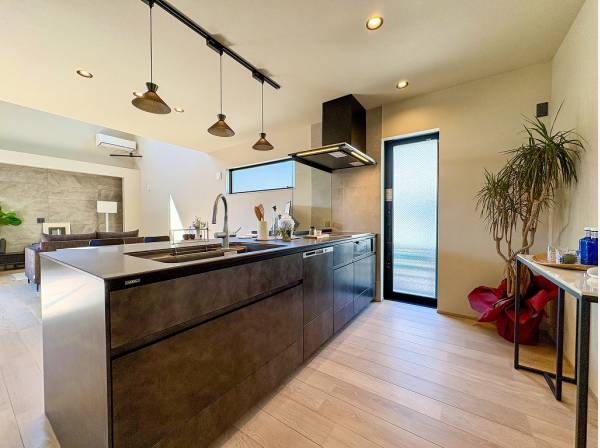 リビングまで見渡せるオープンキッチンは便利な勝手口付き