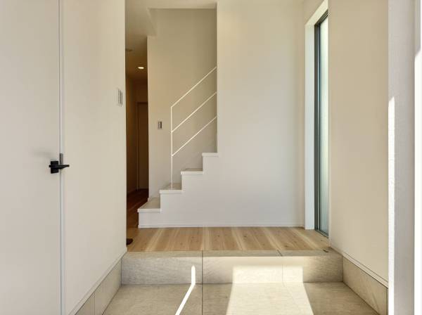 朝の光が迎えてくれる、凛としたエントランス