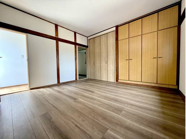 壁一面の大型収納を備えたお部屋！すっきりと使えます