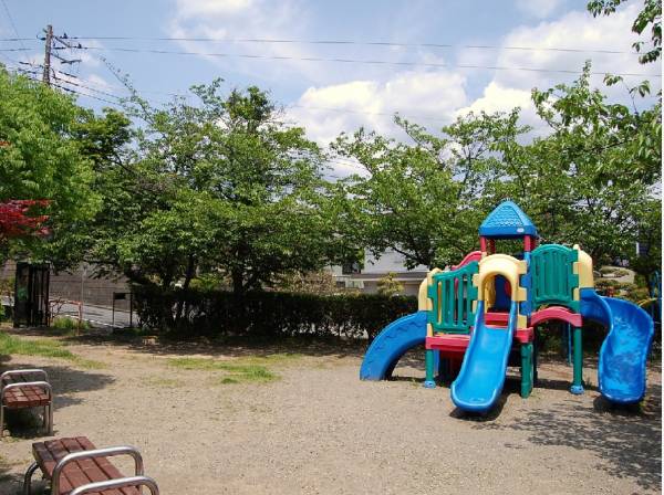 葉桜公園まで徒歩3分（約230m）