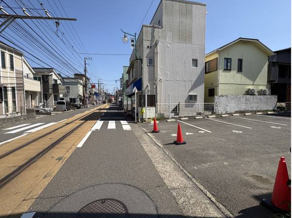 江ノ電沿線沿い、腰越商店街内です。