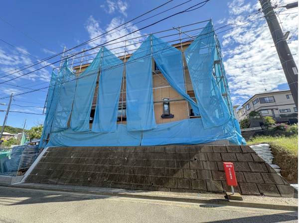 建物が道路より高い位置にあるので外からの視線が気になりにくいデザイン