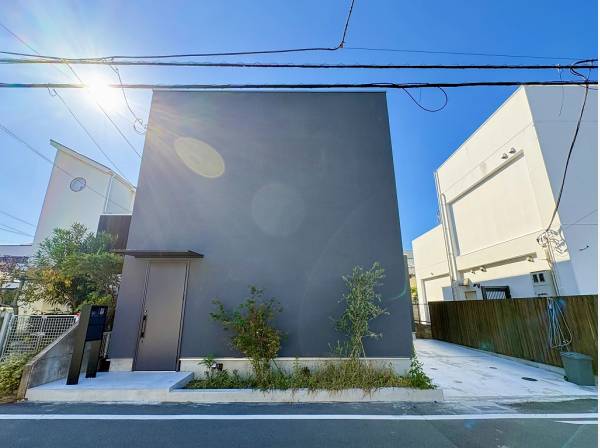 壁に閉ざされた外観からは想像できない光溢れる空間が広がります