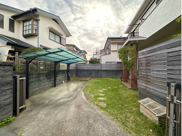 カーポートありの広々スペース確保