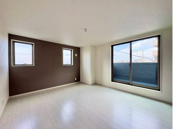 太陽の光を沢山取り込める大きな窓。