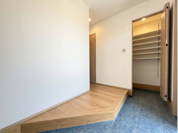 土足のまま入れる大容量のSICを完備。