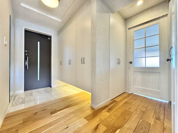 収納豊富でゆとりある玄関ホール。上質な迎賓空間。