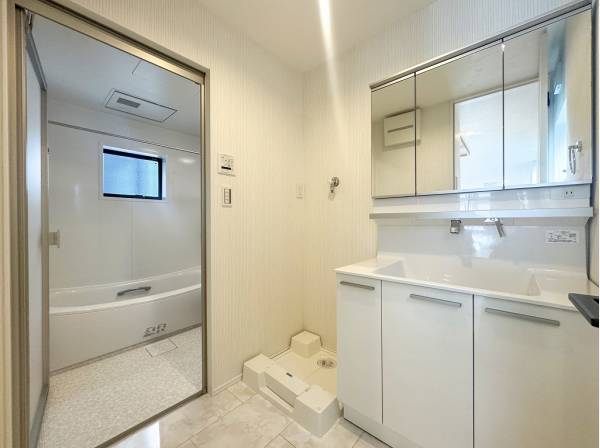 キッチン奥に集約されたバスサニタリールーム