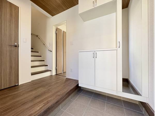 大きな鏡で全身チェックできる玄関スペース