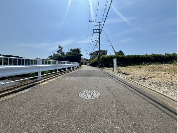 前面道路は約４.9メートルございます