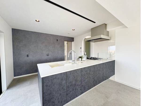 前面には隠し収納がございます