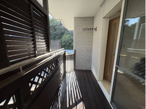 1階にバルコニーがあり屋根も有るので洗濯物も安心です！