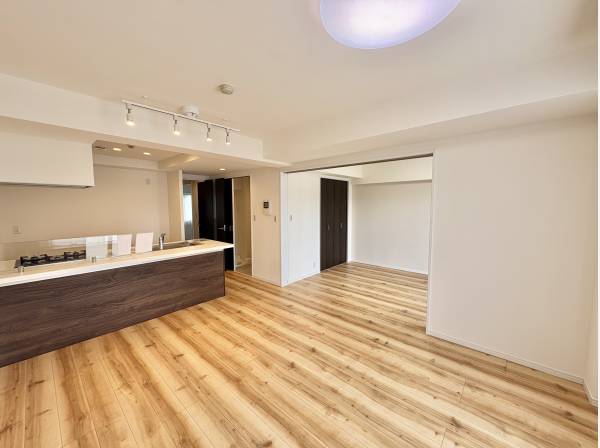 フルリノベーションで、明るくきれいなお部屋になってます