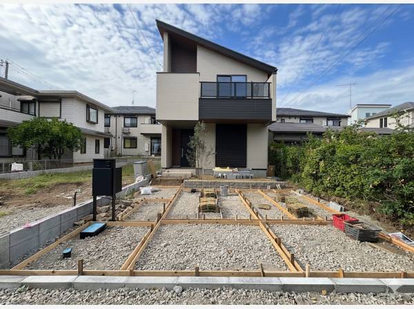 建物外観です、お庭と広々カースペース2台あり