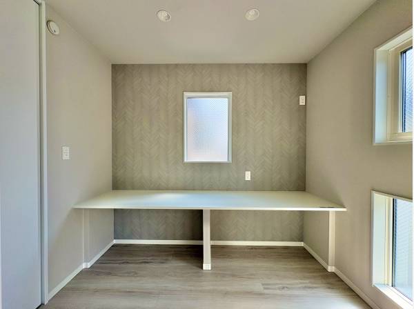 リビングの一角にある、ワークスペース。ちょうどいい大きさです。