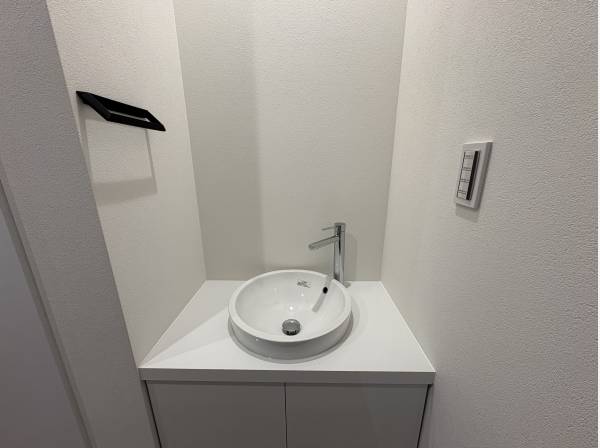 玄関横には簡易的な洗面台があるので、衛生的です。