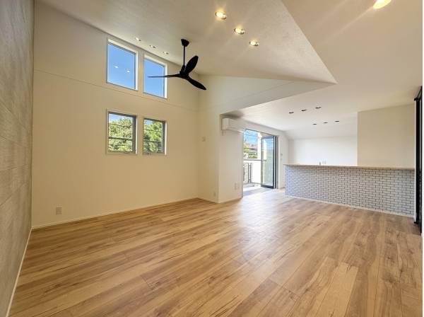 窓から光の射し込む勾配天井のLDKは広々20帖！