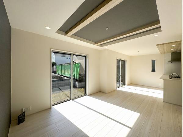 目を惹く折り上げ天井とアクセントクロスがメリハリを与える明るいLDK