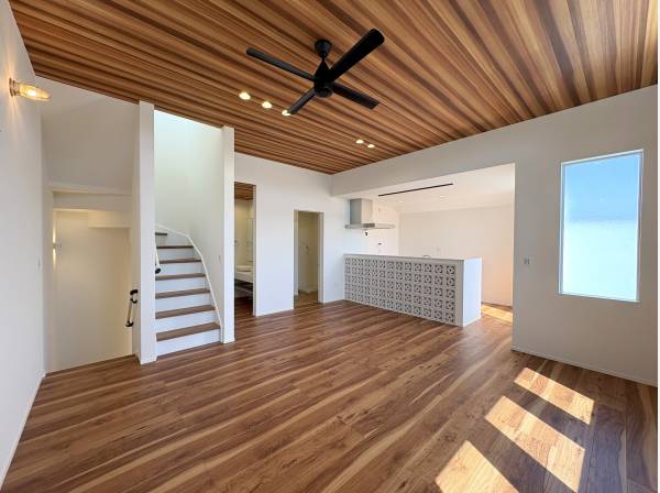 窓からは遮るものなく燦々と陽が差し込みます