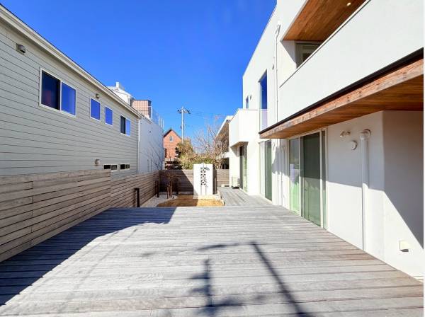 南向きのあたたかい広々テラスには海好きに嬉しい外シャワー完備！