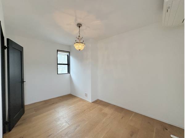 3階洋室、優しい光が差し込む空間