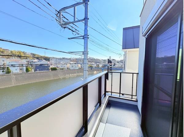 LDKから続くバルコニーも開放的です