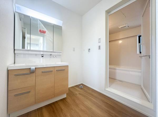 清潔感のあるパウダールームに木調がぬくもりを与えます