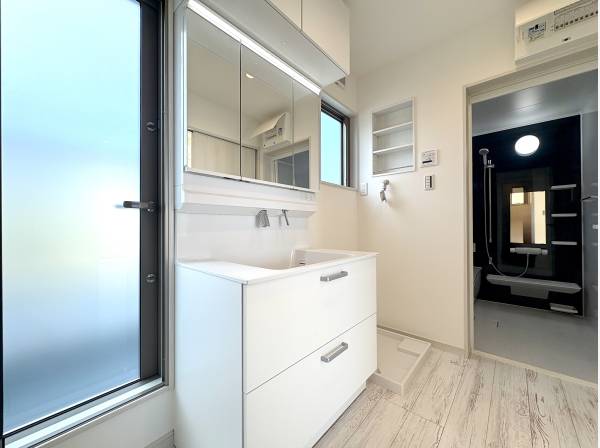 自然光がやさしく広がり朝の支度が心地よく進む洗面スペース