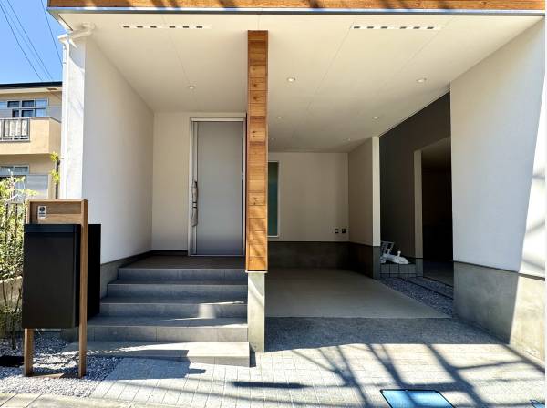 玄関ポーチもビルトインタイプのため雨の日も安心
