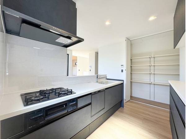 カップボードやパントリーなど収納充実