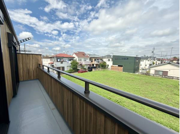 目の前に緑が広がる開放的なバルコニー！お洗濯も気持ちよく干せます