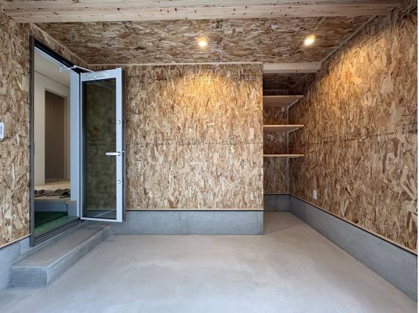 約3.5帖のガレージ。男のロマンが詰まった秘密基地