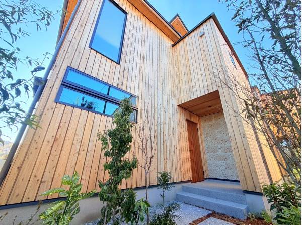 木の温もりを感じるあたたかい邸宅