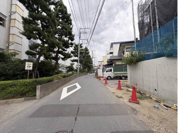 お車の進入も安心の前面道路